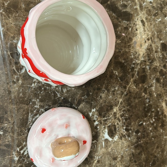 A Christmas/Valentine ceramic container. - Picture 5 of 5